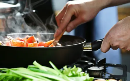 Khwab mein Khana Dekhnay Ya Pakanay Ki Tabeer in Urdu